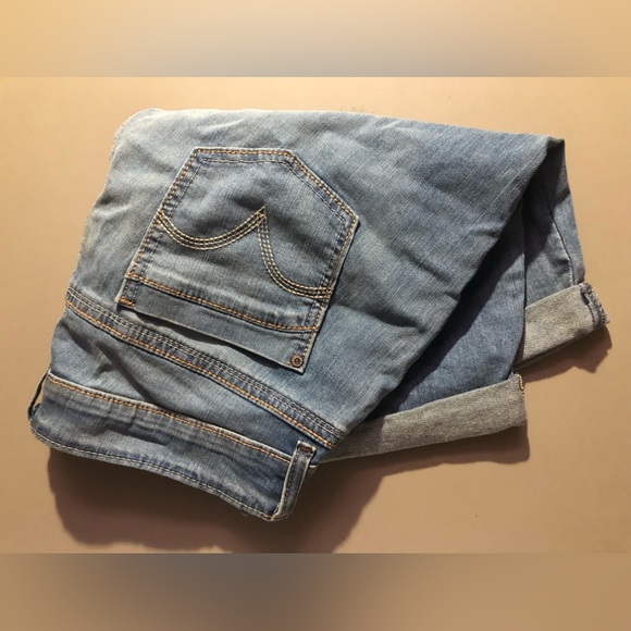 Levi’s Bermuda Length Shorts - Picture 2 of 3